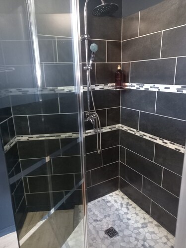 A pleasant room with shower room, 160cm bed and all comforts included.