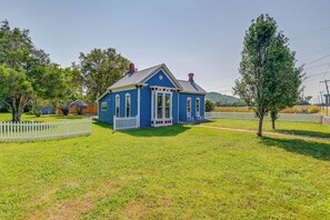 House (2 Bedrooms) | Interior - Bright Whites Creek Home: 12 Mi to Dtwn Nashville! (Whites Creek)