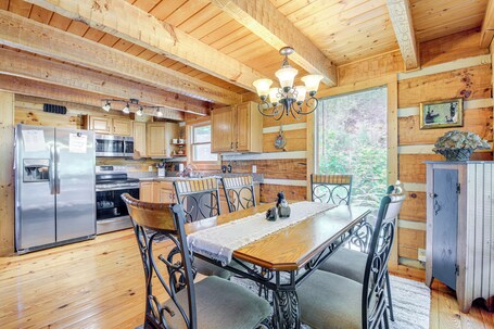 Cabin w Community Perks: Half mi to Ober Mountain - Image 45