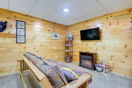 Cabin w Community Perks: Half mi to Ober Mountain - Image 35