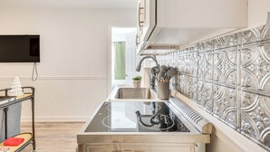 A kitchen with a stainless steel sink, a stove, and a decorative backsplash. - Hollywood Hideaway: Close to Dtwn & Beaches (Hollywood)