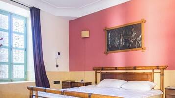 Cortinas blackout y tabla de planchar con plancha