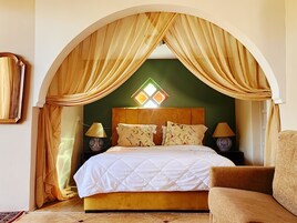 Decoración personalizada, muebles diferentes y cortinas blackout 