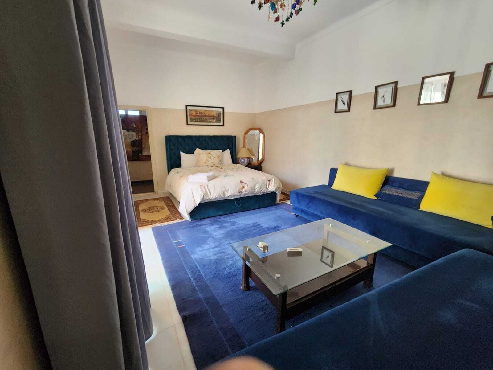 Decoración personalizada, muebles diferentes y cortinas blackout 
