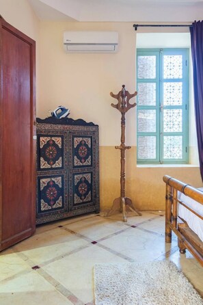 ผ้าม่านกันแสง, เตารีด/โต๊ะรีดผ้า