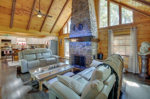 Hot Springs Cabin w/ Deck + Mountain Views!