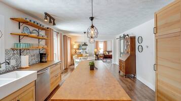House (5 Bedrooms) | Interior