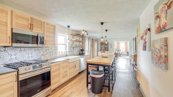 House (5 Bedrooms) | Interior