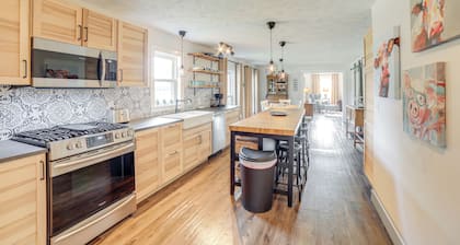 'city Girl Farmhouse' in Hudsonville w/ Hot Tub