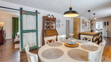 House (5 Bedrooms) | Interior