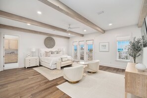 7 عدّة غرف نوم ومكواة/لوح كي وسرير سفر وخدمة الإنترنت