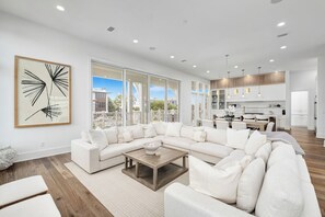 テレビ、暖炉、卓球台