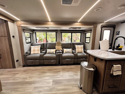 RV in River Ranch, fully equipped, WiFi,
Fire pit, outdoor games