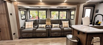 RV in River Ranch, fully equipped, WiFi,
Fire pit, outdoor games