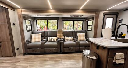 RV in River Ranch, fully equipped, WiFi,
Fire pit, outdoor games