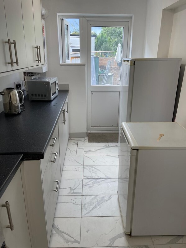 Kühlschrank, Mikrowelle, Ofen, Geschirrspüler