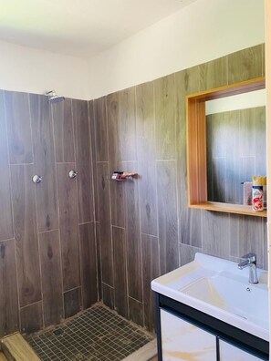 Pancuran mandi, sabun, syampu, tisu tandas 