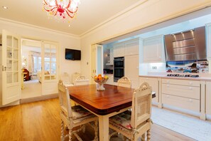 House - Kingwood Character in London (London)