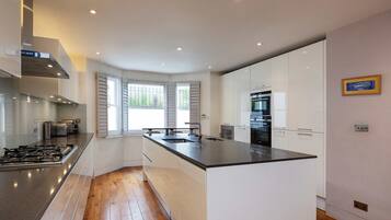 House | 5 bedrooms, Internet