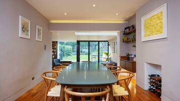 House | 5 bedrooms, Internet