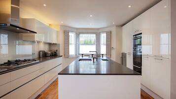 House | 5 bedrooms, Internet