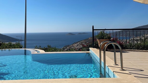 Piscina con vistas despejadas al mar e islas distantes.