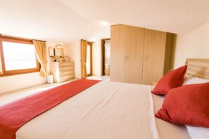 3 chambres, coffres-forts dans les chambres, fer et planche à repasser