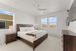 3 slaapkamers, een bureau, een strijkplank/strijkijzer, reisbedje