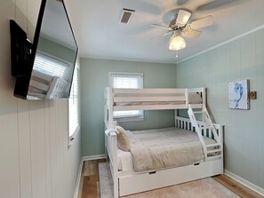 3 bedrooms, travel cot, free WiFi, bed sheets