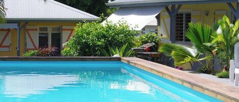 Una piscina al aire libre