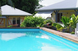Una piscina al aire libre