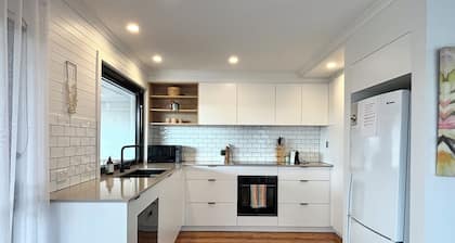 Pet Friendly Sapphire House at Diamond Beach is a gorgeous 4 bedroom home