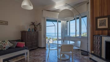 Apartment, Meerblick | Wohnbereich | 32-Zoll-Fernseher mit Kabelempfang