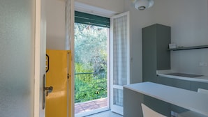 Apartemen, pemandangan laut | Dapur pribadi | Lemari es besar, microwave, dan mesin pencuci piring