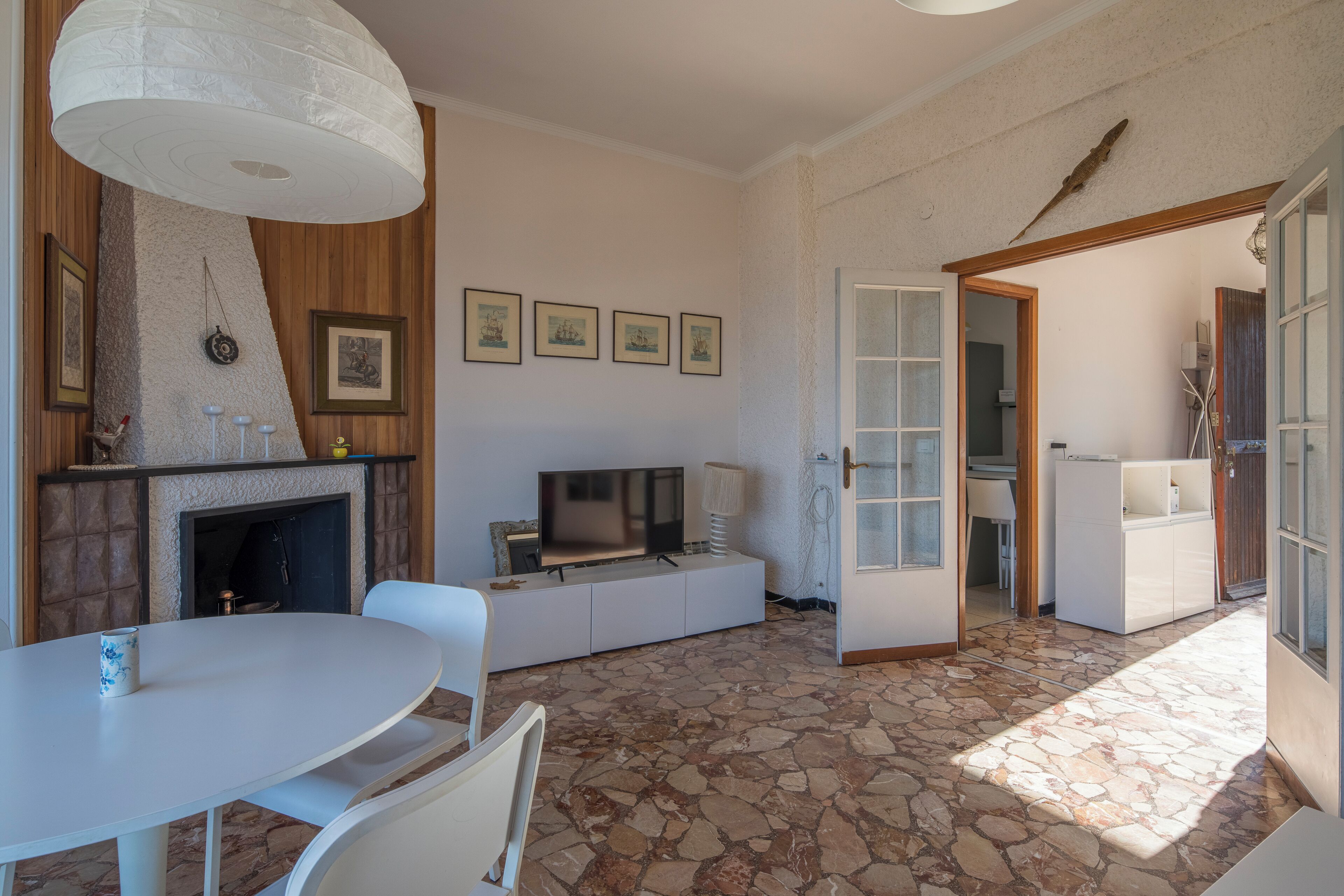 Appartamento, vista mare | Area soggiorno | TV 32 pollici con canali via cavo