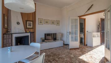 Appartamento, vista mare | Area soggiorno | TV 32 pollici con canali via cavo