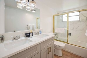 Haartrockner, Handtücher, Seife, Toilettenpapier