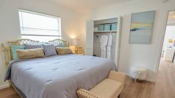 2 bedrooms, desk, iron/ironing board, WiFi