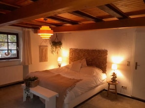 5 bedrooms, WiFi, bed sheets - Sleep next to the castle and feel like royalty (Manderscheid)