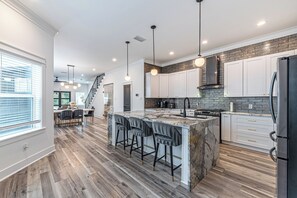 Fridge, microwave, oven, stovetop - Downtown Houston Escape 3BR Modern Home + Heated Pool (Houston)