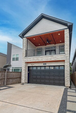 Exterior - Downtown Houston Escape 3BR Modern Home + Heated Pool (Houston)