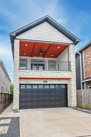 Exterior - Downtown Houston Escape 3BR Modern Home + Heated Pool (Houston)