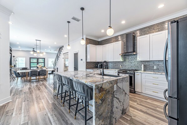 Fridge, microwave, oven, stovetop - Downtown Houston Escape 3BR Modern Home + Heated Pool (Houston)