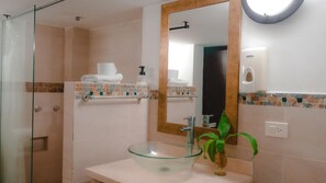 Standard Room | Bathroom | Shower, towels, soap, shampoo - Hotel Boutique Porton De Granada (Cali)
