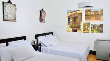 Habitación estándar con 2 camas individuales | Escritorio, sistema de insonorización, tabla de planchar con plancha
