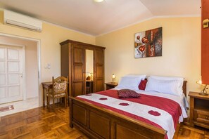 5 bedrooms, iron/ironing board, WiFi, bed sheets