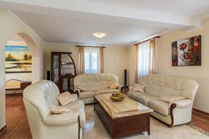 Televisión, reproductor de DVD, futbolito y tenis de mesa 