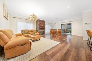 2 - Spacious 4BR Family Retreat | Theatre & Sunroom (Berwick)