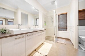 9 - Spacious 4BR Family Retreat | Theatre & Sunroom (Berwick)