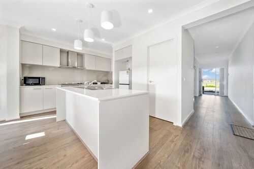 Modern Cozy Retreat, Park, Mall!